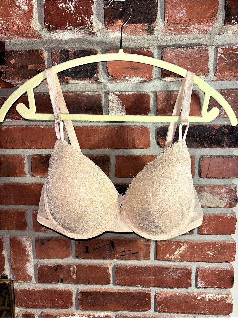 Victoria's Secret Lace Bra in Beige Like New